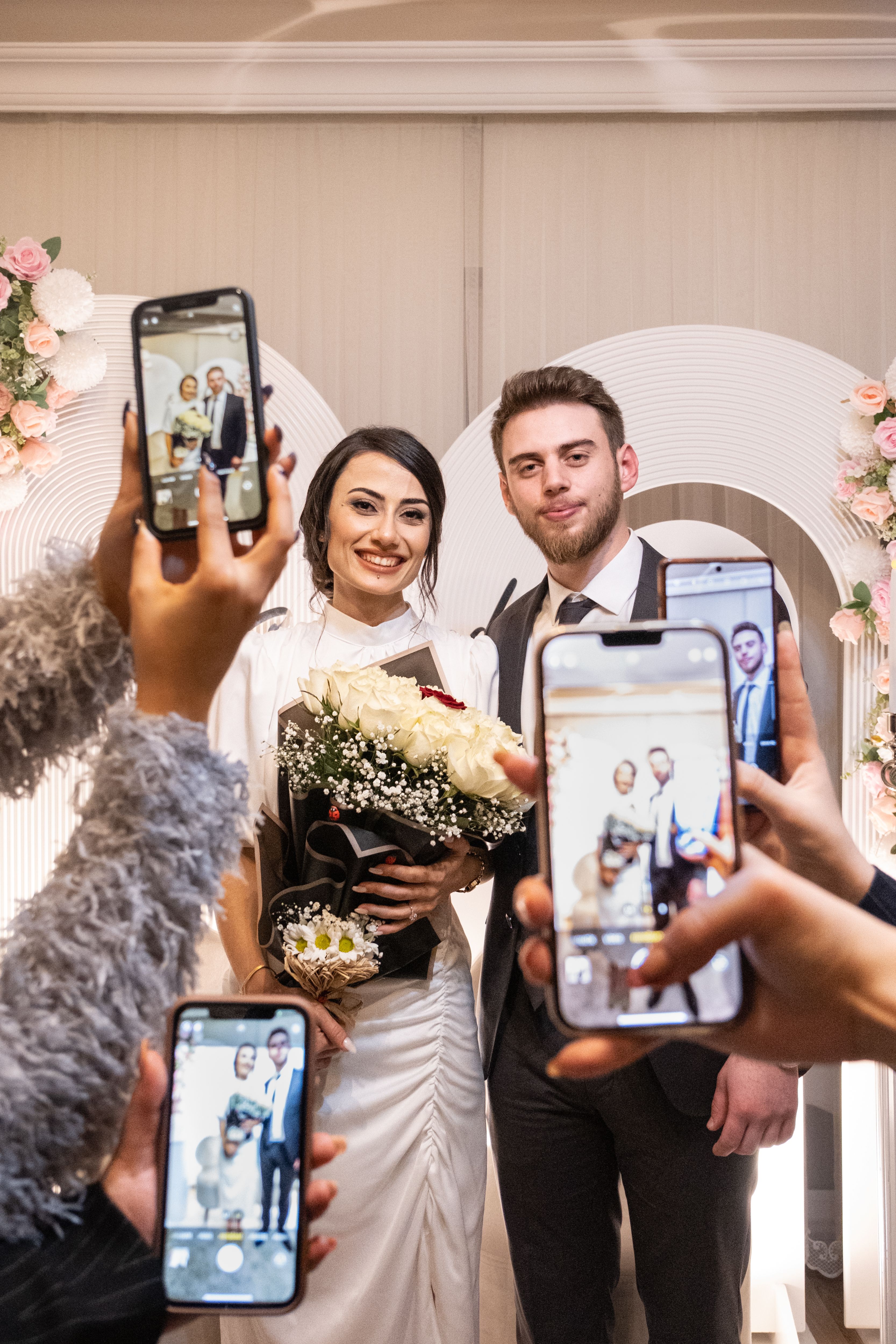 Misafirler fotoğraf çekiyor